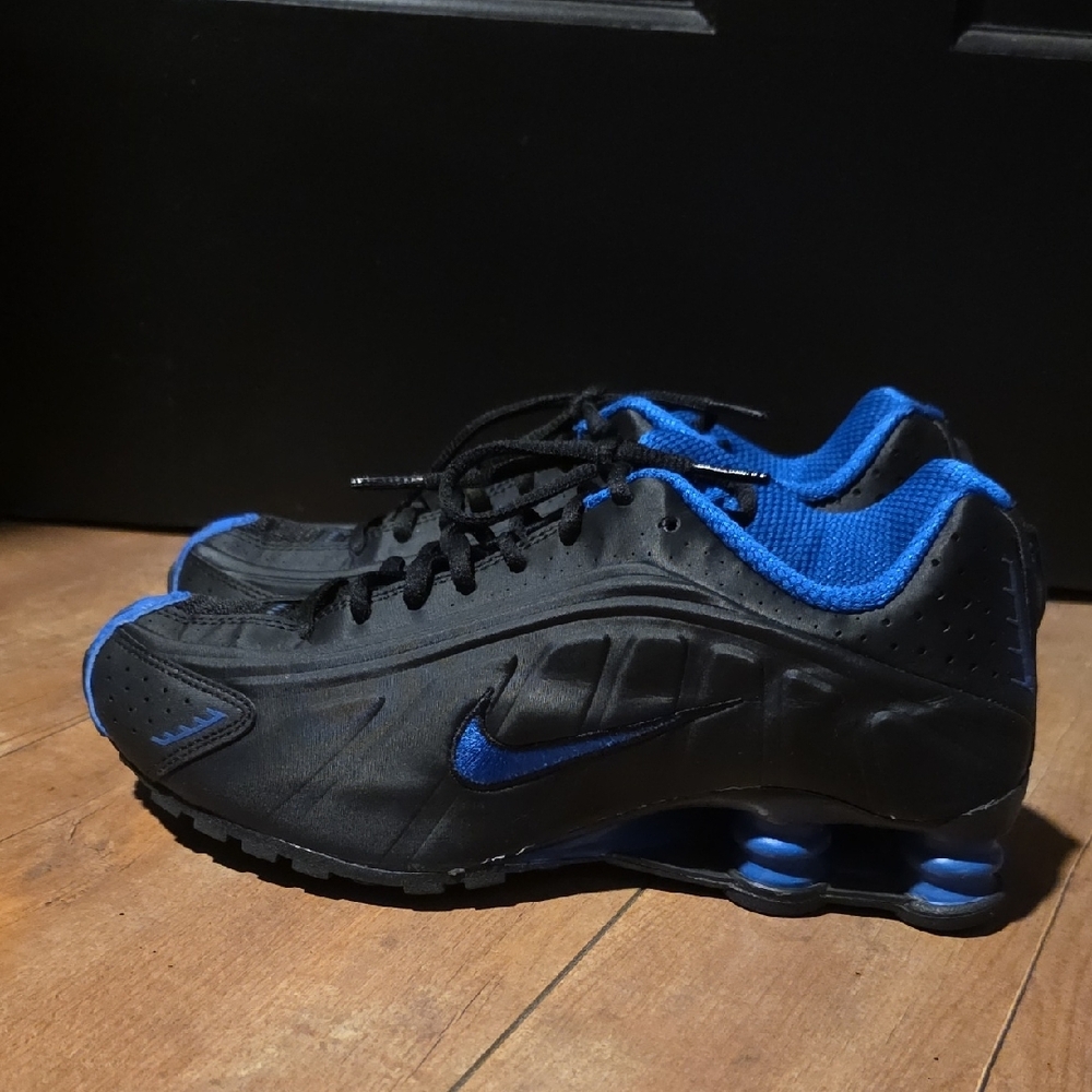 Nike Woman's Black and Blue Athletic Sneakers
